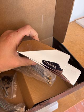 Grifo de baño metálico plateado