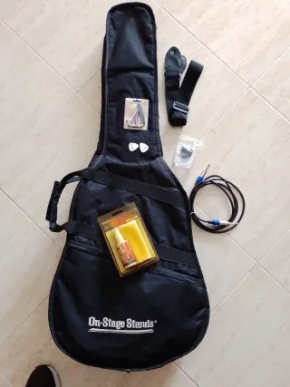 Guitarra Electroacústica Tanglewood y accesorios.