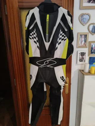 Mono de moto SPYKE talla 50 yo mido 1,80 peso 72 k
