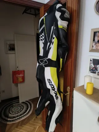 Mono de moto SPYKE talla 50 yo mido 1,80 peso 72 k