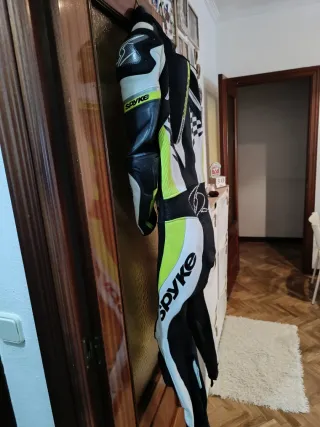 Mono de moto SPYKE talla 50 yo mido 1,80 peso 72 k