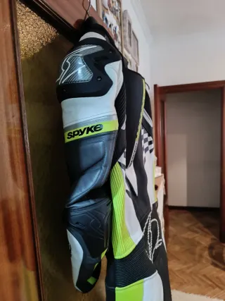 Mono de moto SPYKE talla 50 yo mido 1,80 peso 72 k