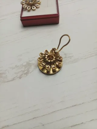 Pendientes clip chapados oro circonita