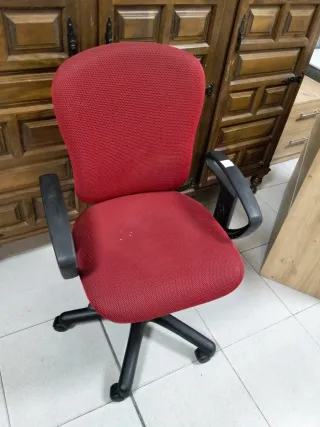 Silla de oficina ergonómica roja