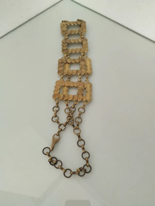 Cinturón dorado estilo cadena
