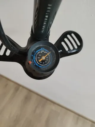 Inflador Btwin 900 con manómetro