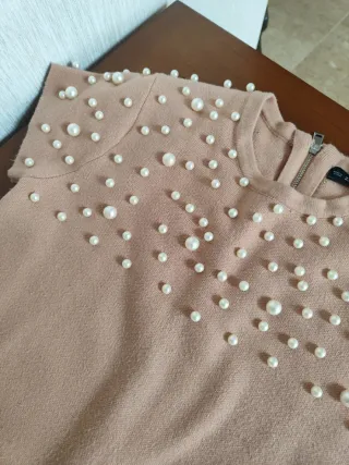 Vestido rosa color maquillaje con perlas