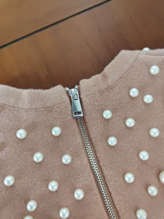Vestido rosa color maquillaje con perlas