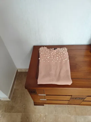 Vestido rosa color maquillaje con perlas