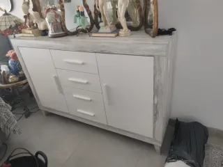 Mueble de salón beige y blanco