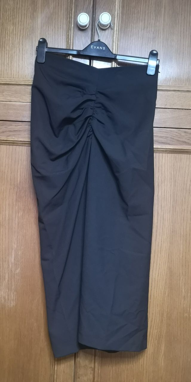 Falda Zara M con fruncido, cremallera y apertura