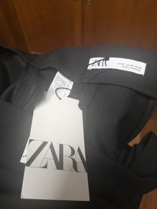 Falda Zara M con fruncido, cremallera y apertura