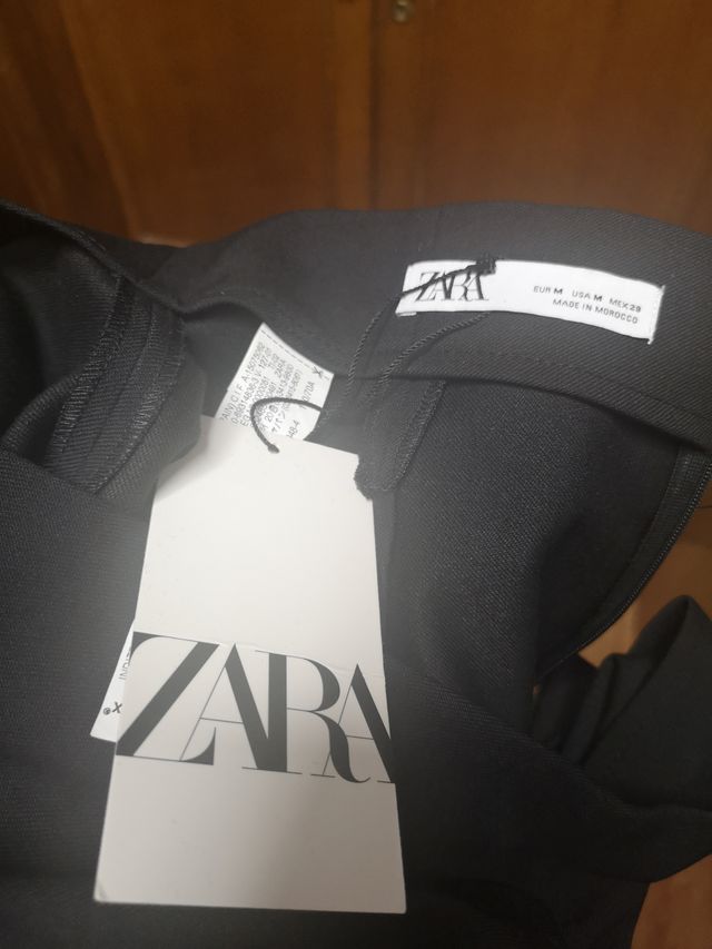 Falda Zara M con fruncido, cremallera y apertura