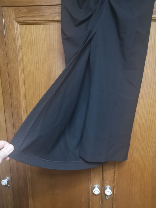 Falda Zara M con fruncido, cremallera y apertura