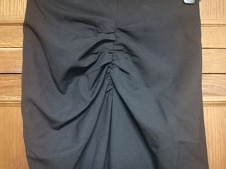 Falda Zara M con fruncido, cremallera y apertura