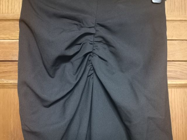 Falda Zara M con fruncido, cremallera y apertura