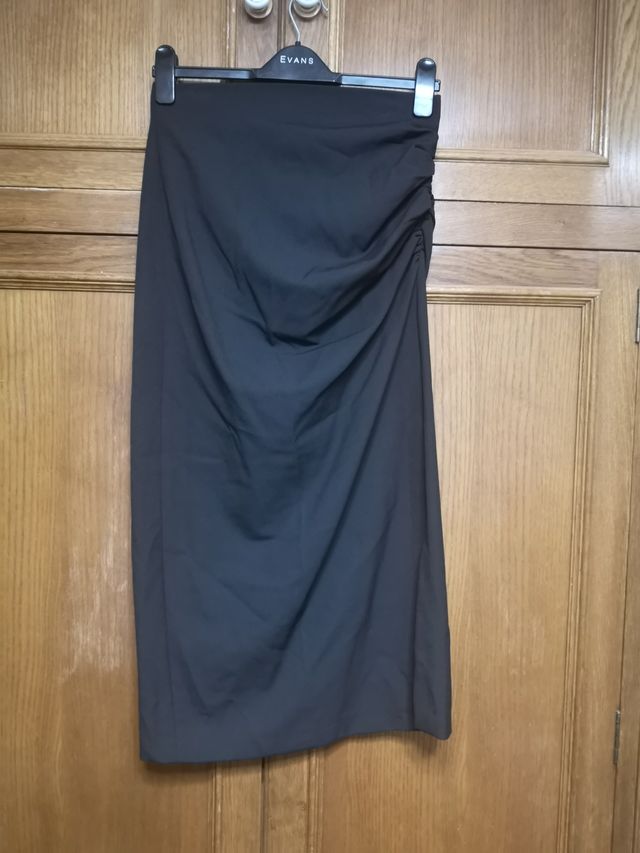 Falda Zara M con fruncido, cremallera y apertura