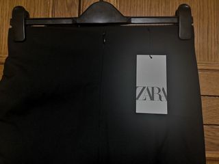 Falda Zara M con fruncido, cremallera y apertura
