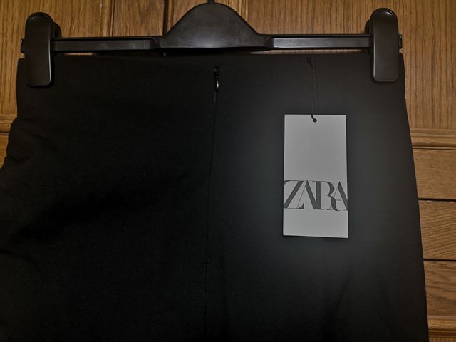 Falda Zara M con fruncido, cremallera y apertura
