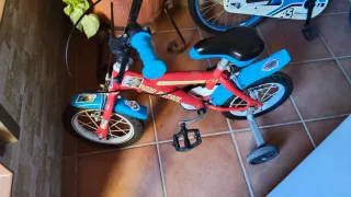 Bicicleta infantil con ruedines