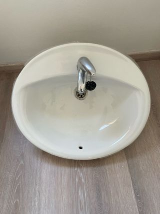 Lavabo de encimera con grifo