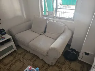 Sofá de 2 plazas gris claro