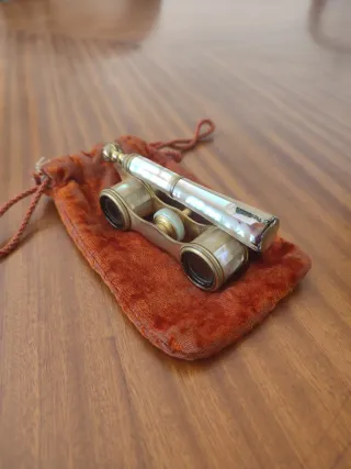 Binoculares de teatro antiguos con funda