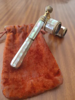 Binoculares de teatro antiguos con funda