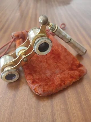 Binoculares de teatro antiguos con funda