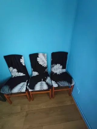 Juego de 4 sillas de comedor, las fundas son 20e