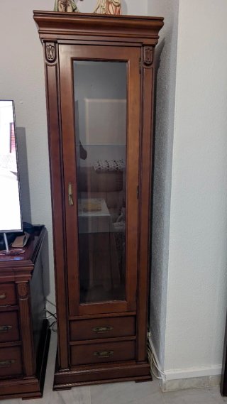 Vitrina de salón de madera y cristal