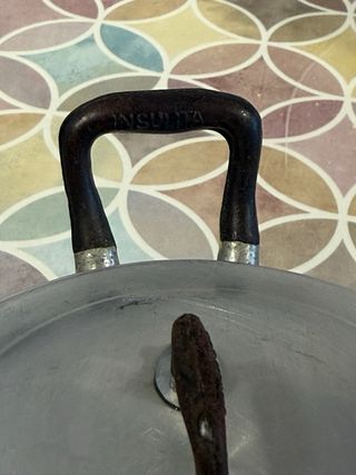 Olla antigua de aluminio