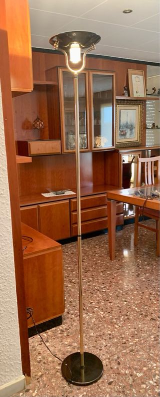 Lámpara de pie dorada y negra