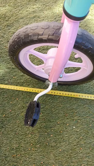 Bicicleta infantil con ruedines y pedales