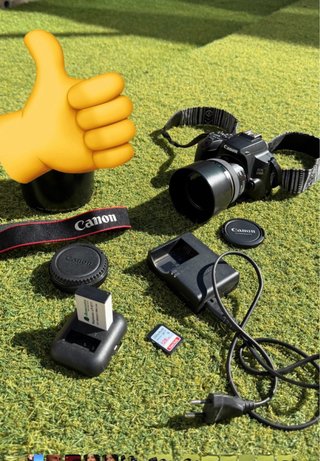 Cámara Canon 250D con objetivo semiprofesional