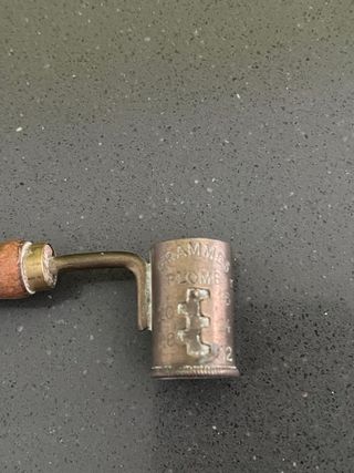 Antiguo medidor de pólvora