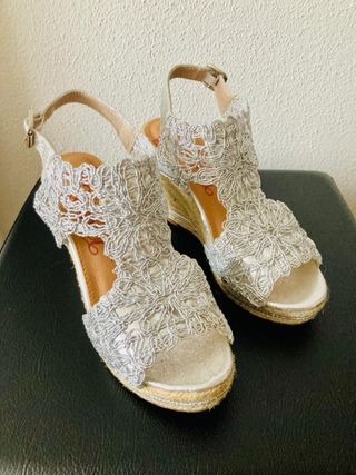 Sandalias cuña plateadas y beige