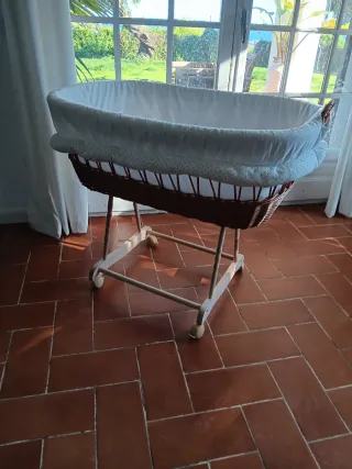 Cuna de mimbre con soporte