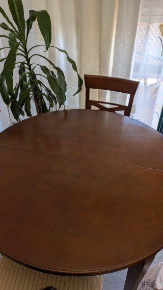 Mesa redonda de madera con 4 sillas