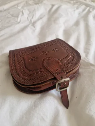Bolso de piel con grabado