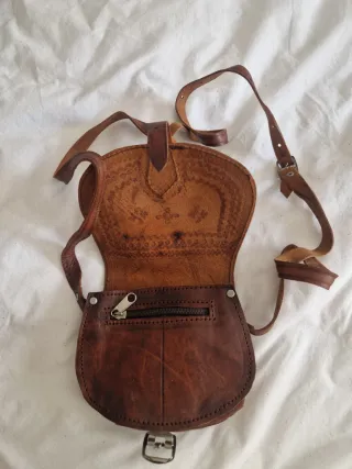 Bolso de piel con grabado