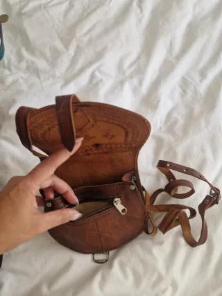 Bolso de piel con grabado