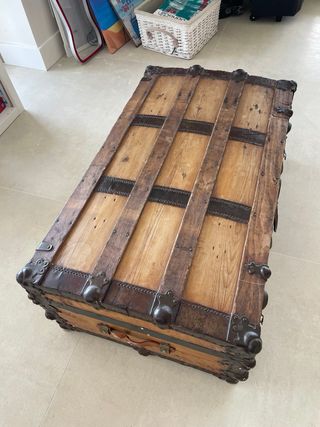 Baúl antiguo de madera y metal