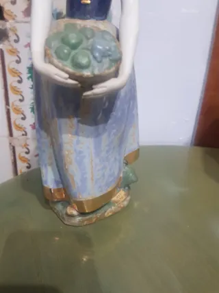 Porcelana Valenciana Joven con Frutero