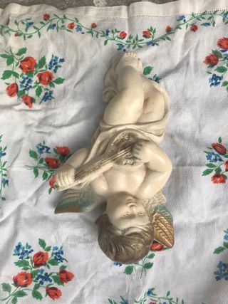 Estatua de ángel de yeso