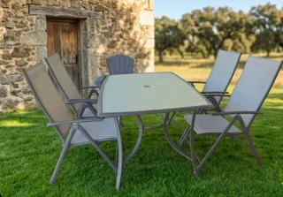 Mesa de jardín con 4 sillas plegables