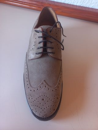 Zapatos de hombre, serraje, grises.