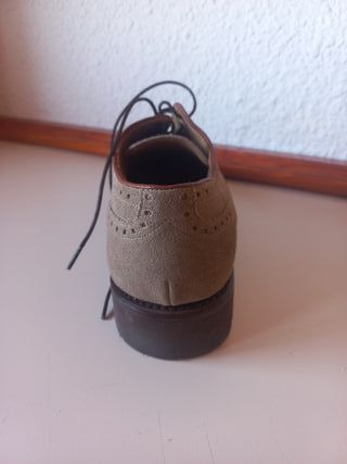 Zapatos de hombre, serraje, grises.