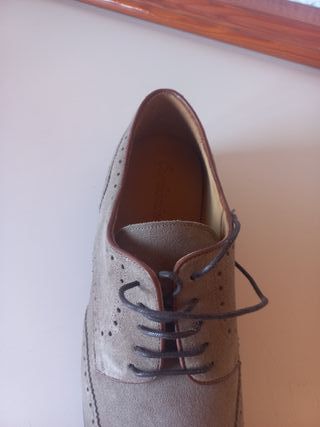 Zapatos de hombre, serraje, grises.
