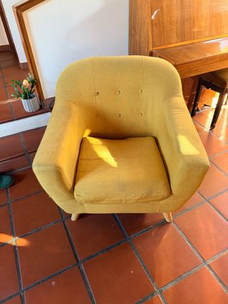 Sofá amarillo de tela